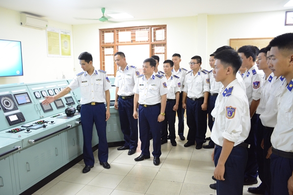 Lãnh đạo Trung tâm Đào tạo và Bồi dưỡng nghiệp vụ Cảnh sát biển kiểm tra một buổi học của học viên.